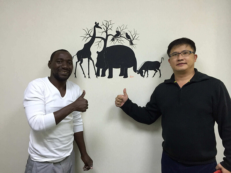 2015年坦尚尼亞畫家 Abbas 來到台灣藏家 William 辦公室畫牆  <非洲畫家畫我家>