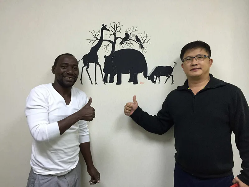 2015年坦尚尼亞畫家 Abbas 來到台灣藏家 William 辦公室畫牆  <非洲畫家畫我家>