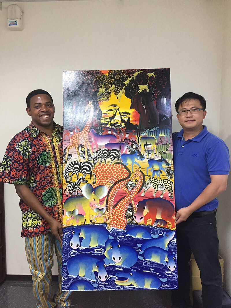 Mustapha與台灣藏家William拿動物草原畫合照