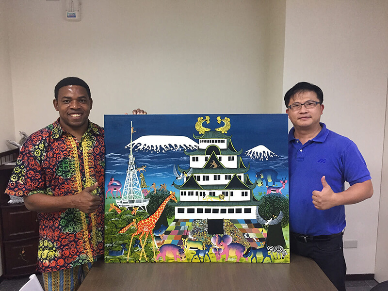Mustapha與台灣藏家William拿畫合照