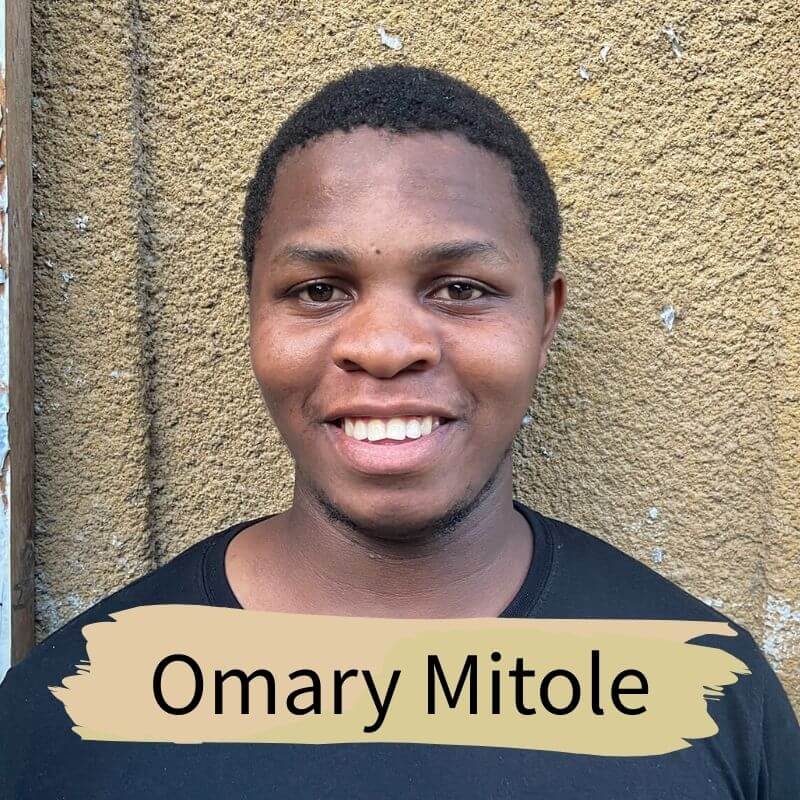 坦尚尼亞畫家 Omary Mitole的照片