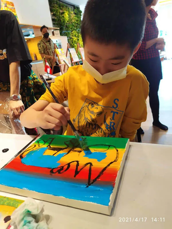 凡卡藝廊舉辦小小兒童彩繪班-小朋友創作時間